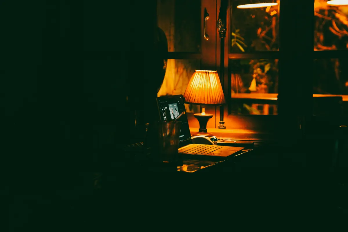 Winter Desk Lighting: How to Work Through Dark Afternoons Without Screen Glare